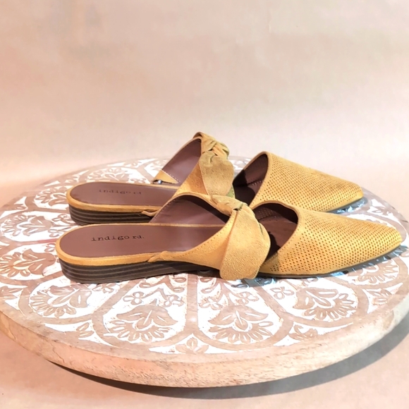 Indigo rd is mustard yellow flats - Picture 8 of 9